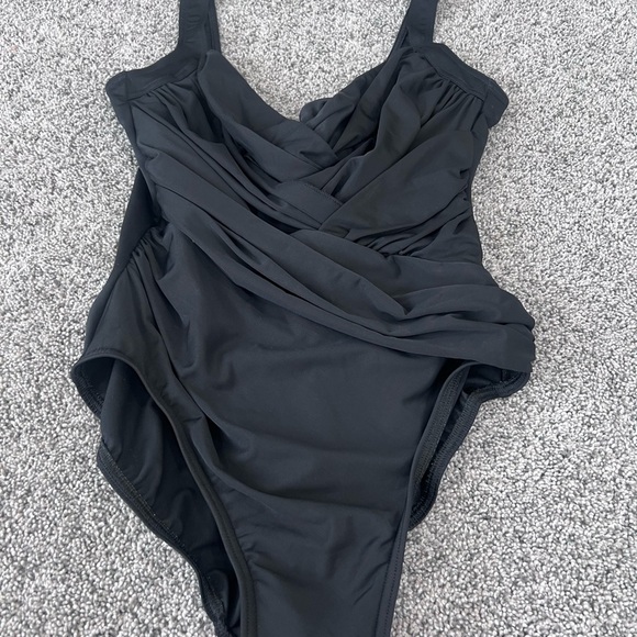 Miraclesuit BLACK Must Haves Solid Sanibel Underwire One-Piece Swimsuit US 14 - Picture 5 of 13